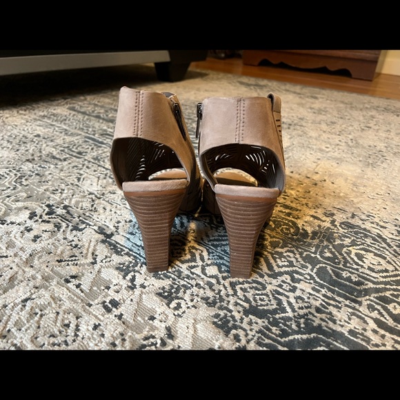 Size 10 Vince Camuto wedges. - Picture 4 of 6